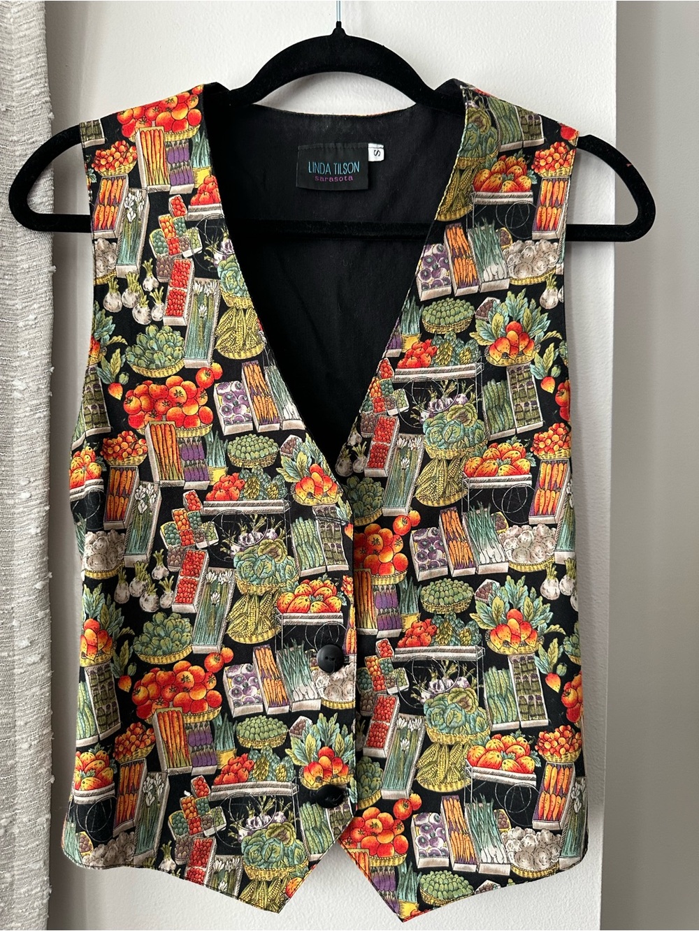Vintage Kitschy Linda Tilson Black Fruit & Vegetable Market Print Vest Sz s